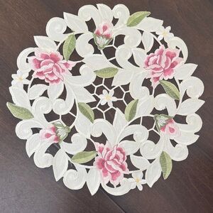 NEW 11” round Floral Embroidered Lace Doily roses, daisies, beautiful, elegant 🩷